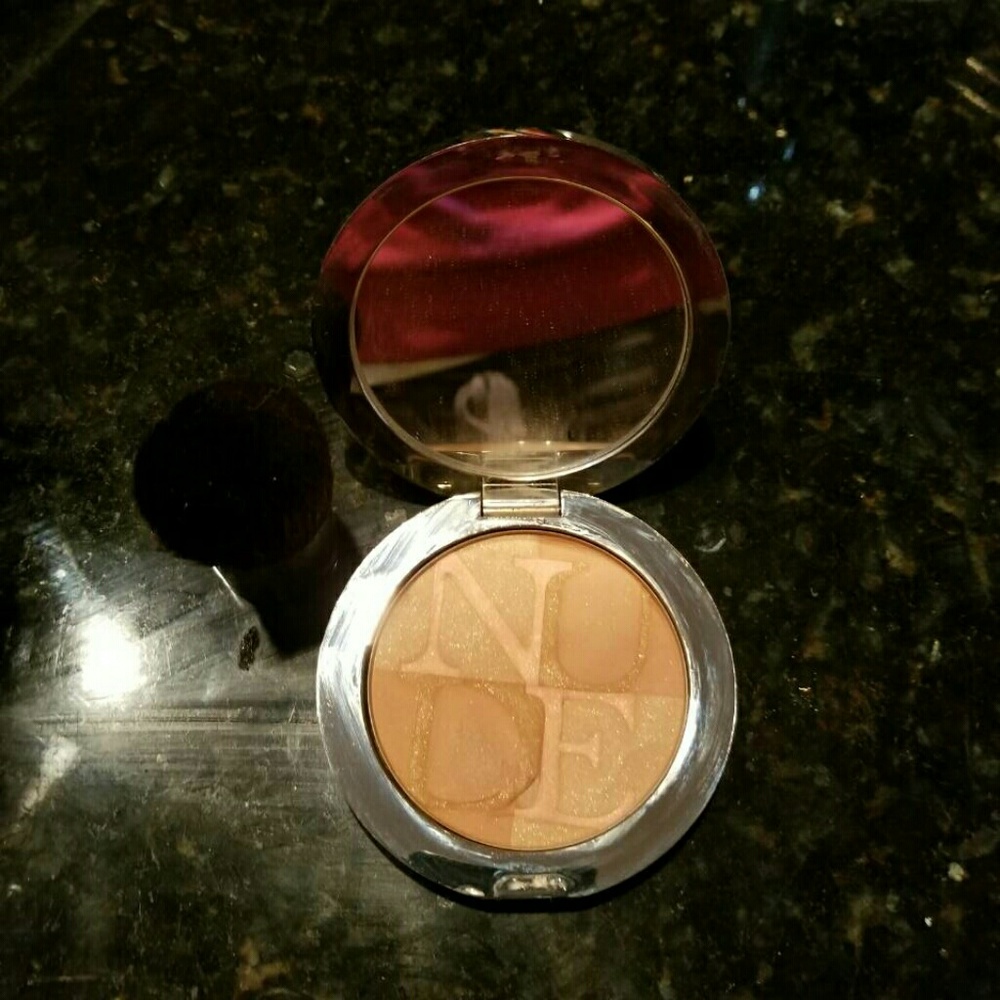 Dior skin  Nude Air Tan Powder 002